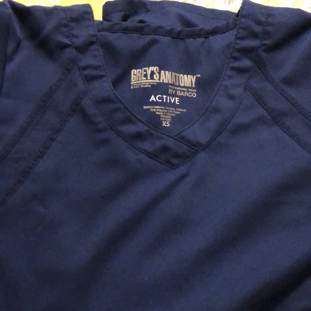 Scrub Top - Picture 2 of 3